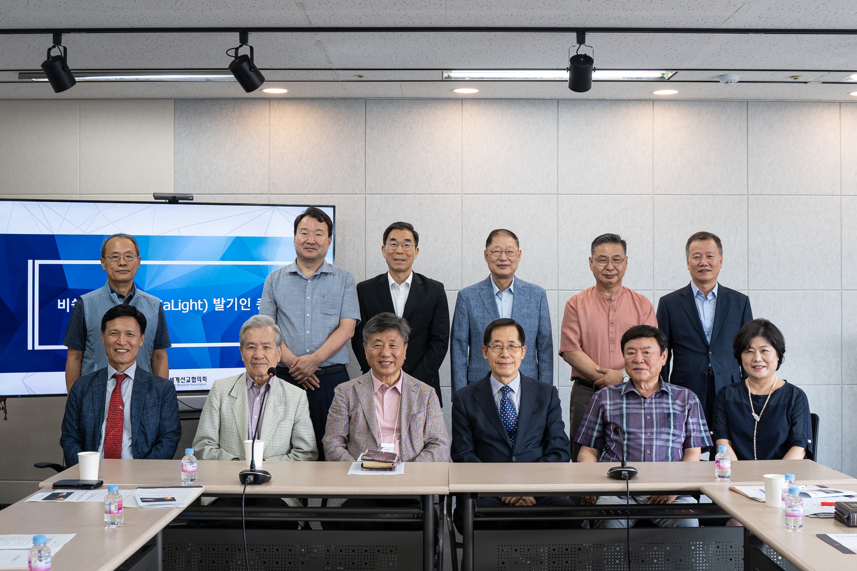 예배하고 기도하며 나아갑니다